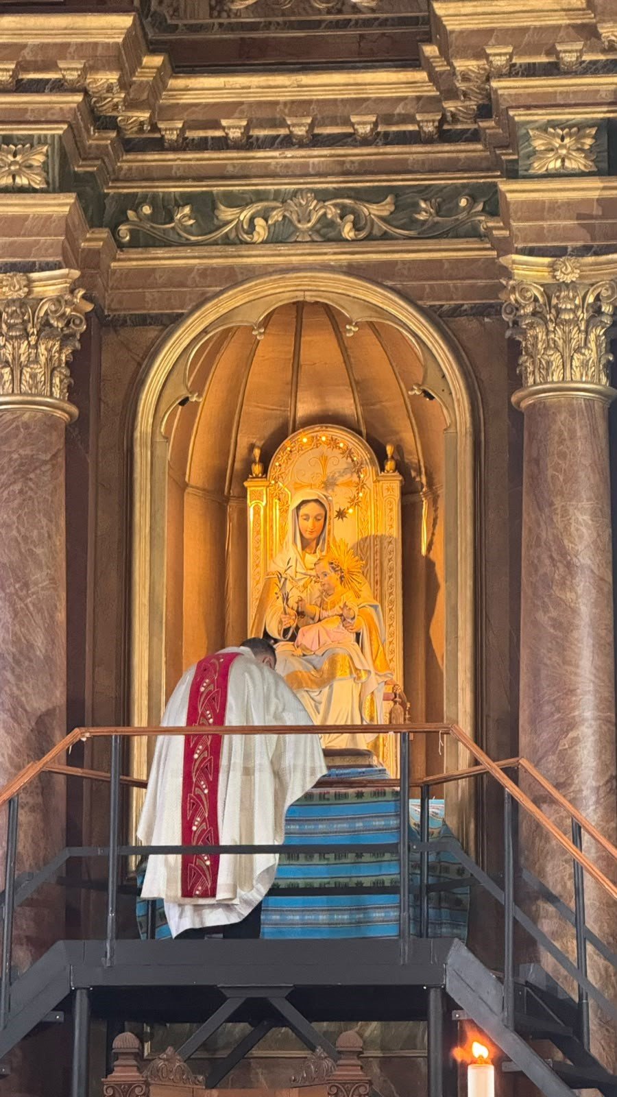 Sacerdotes celebrando la Eucaristía ante el altar mayor