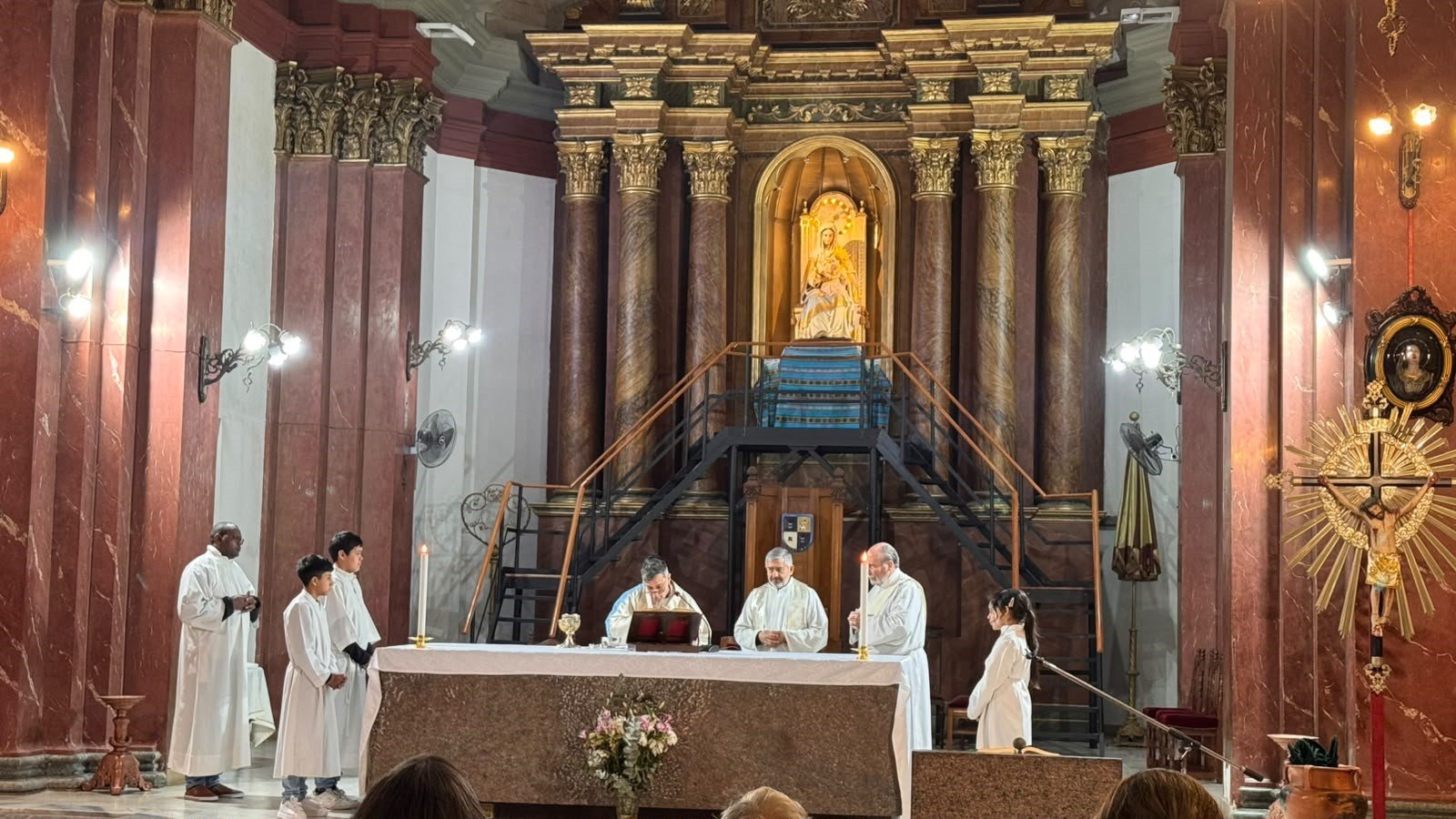 Celebración de la misa ante el altar mayor