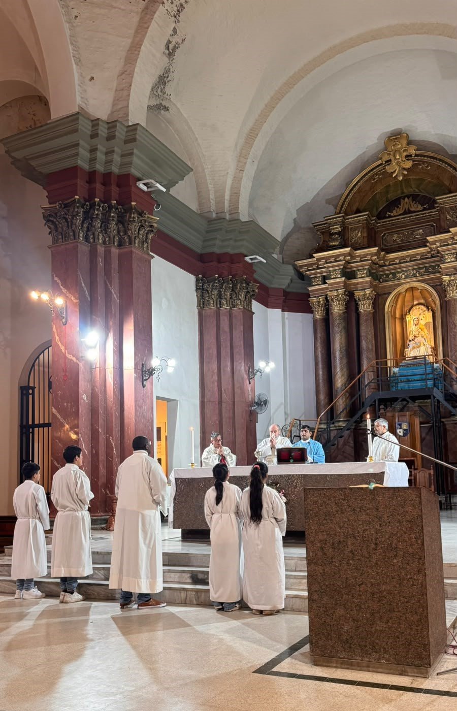 Fieles recibiendo la Sagrada Comunión junto al púlpito