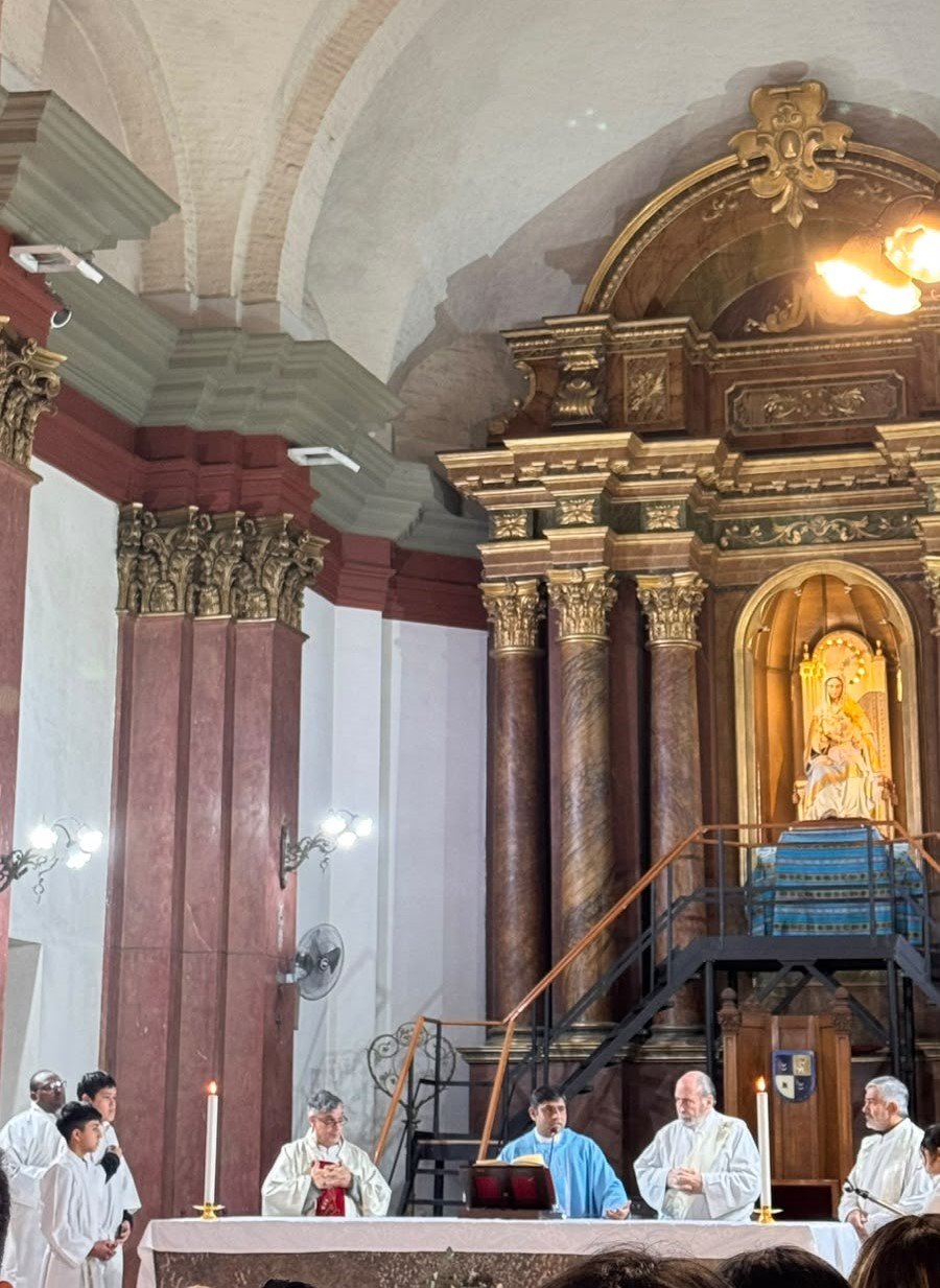 Sacerdote entregando la comunión a una fiel
