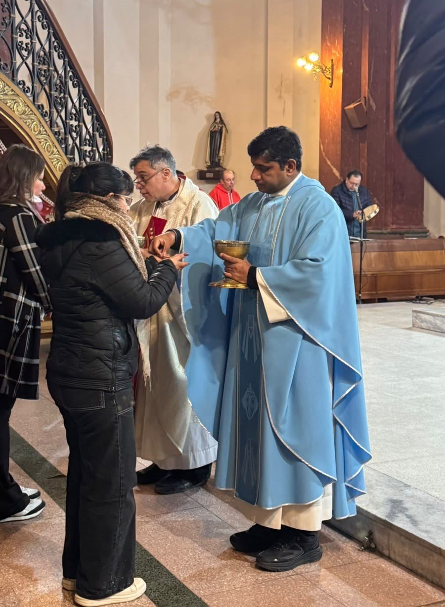 Sacerdotes junto al altar, vista general de la nave