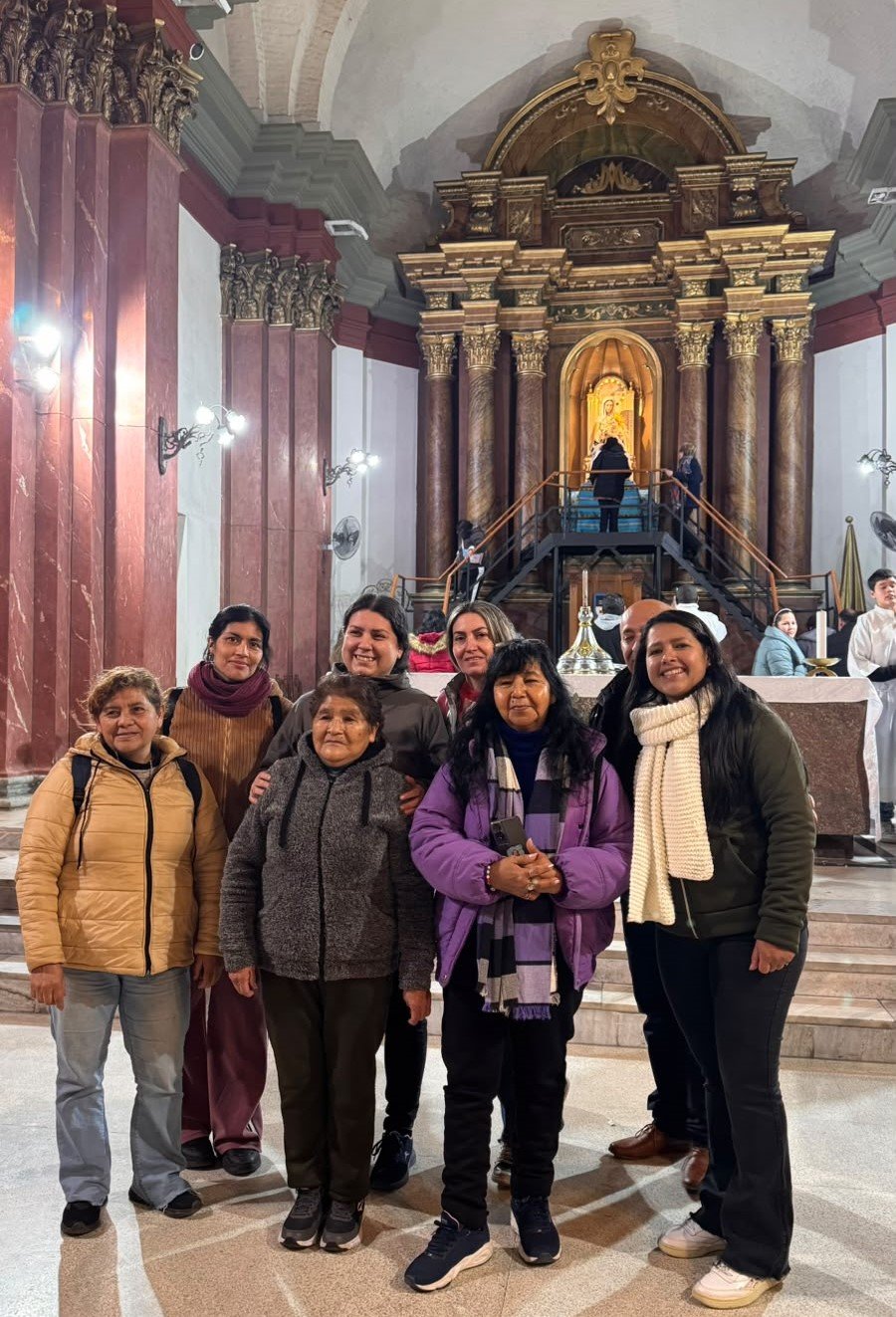 Fieles arrodillados ante el altar durante la misa